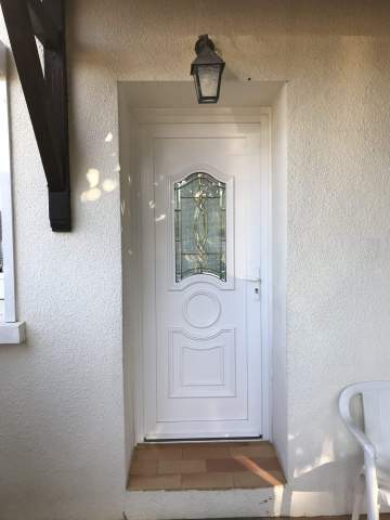 porte d'entrée en PVC Blanc avec vitrage traditionnelle