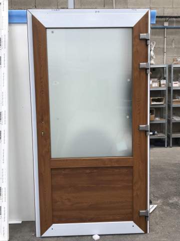 porte d'entrée en PVC imitation bois vitrée