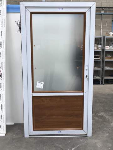 porte d'entrée en PVC imitation bois vitrée